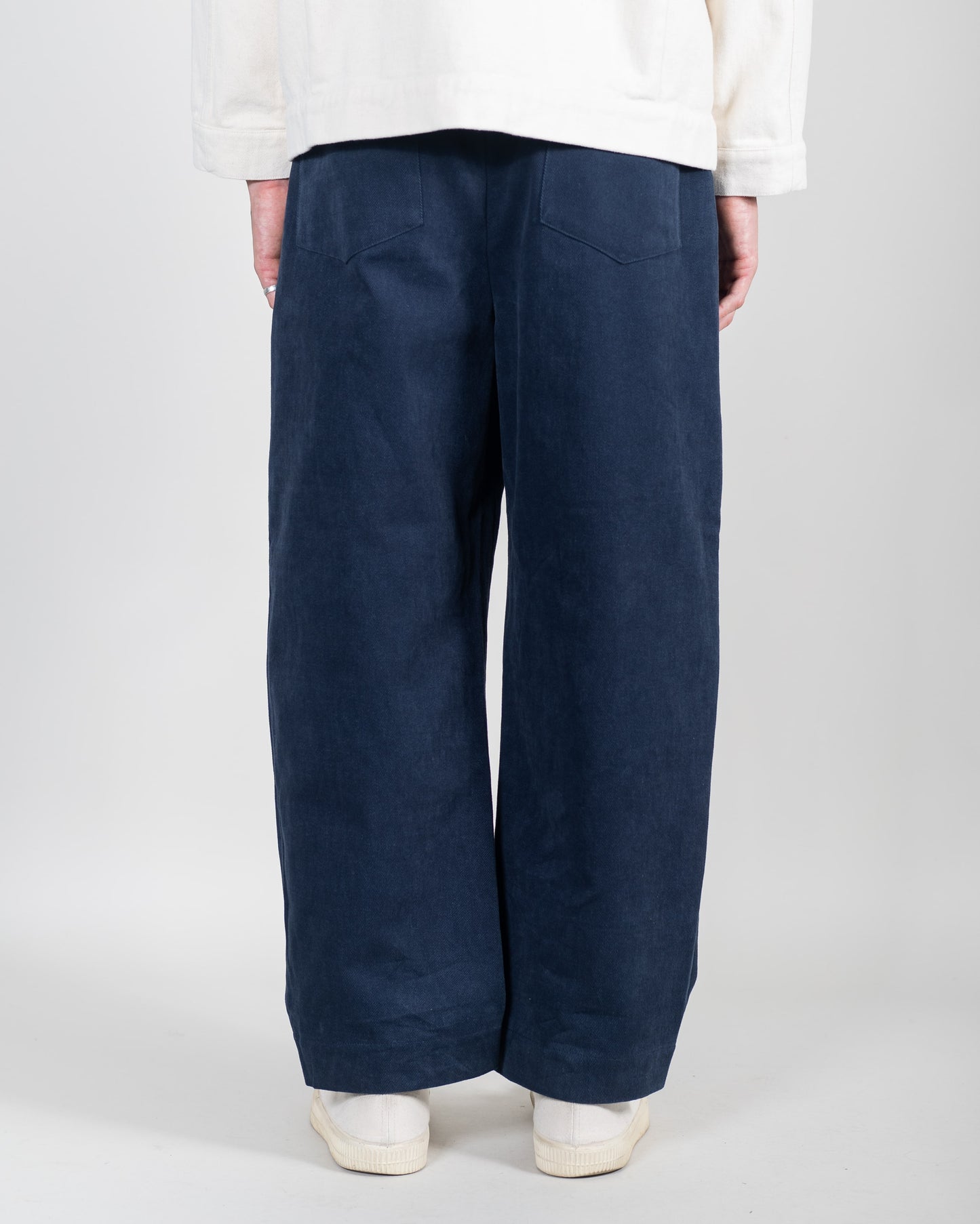 CURVED LEG TROUSERS (NAVY)