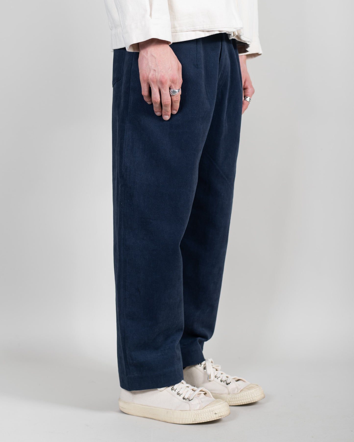 CURVED LEG TROUSERS (NAVY)